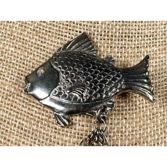 Vintage Fish Brooch Pin Silver Tone With Faux Pearls Glass Dangle Drop - Picture 3 of 8